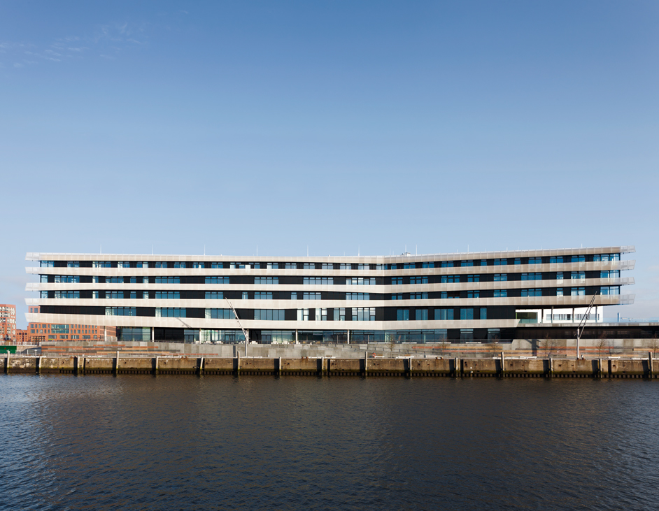 Aloys Kiefer Architekturfotografie: Das Motiv zeigt die Hafencity-Universität von der Wasserseite