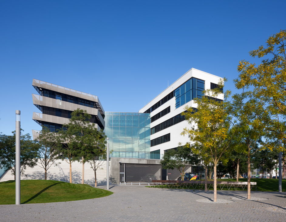 Aloys Kiefer Architekturfotografie: Im Vordergrund stehen Bäume, dahinter ist die Hafencity-Universität von Osten zu sehen.