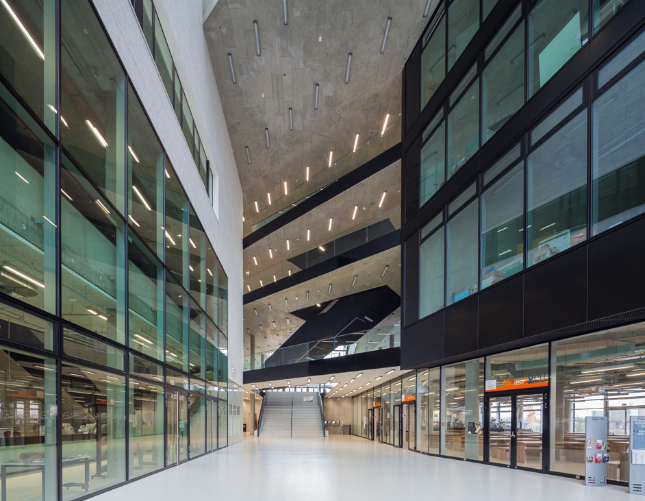 Aloys Kiefer Architekturfotografie: Innenaufnahme der großen Einganghalle der HCU.