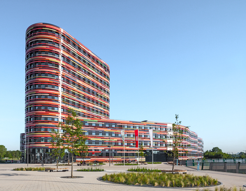 Aloys Kiefer Architekturfotografie: Das Bild zeigt das Hochhausgebäude der Behörde für Stadtentwicklung und Wohnen in Hamburg.