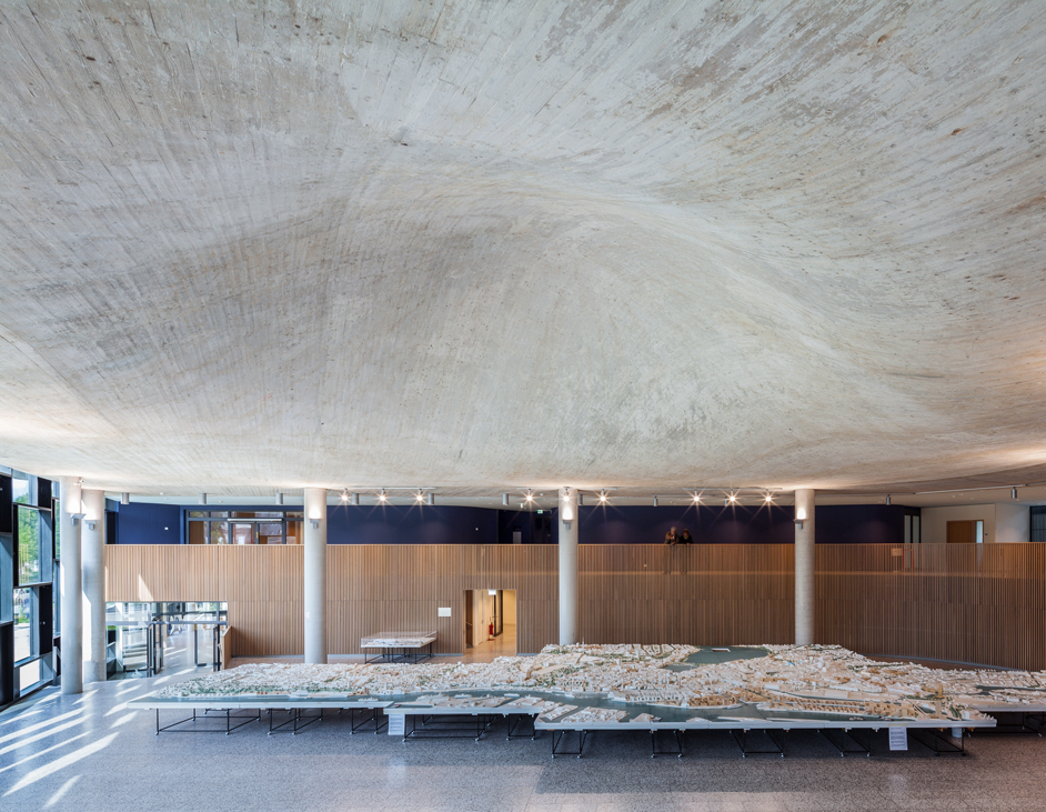 Aloys Kiefer Architekturfotografie: Innenansicht der gewölbten Decke aus Sichtbeton.