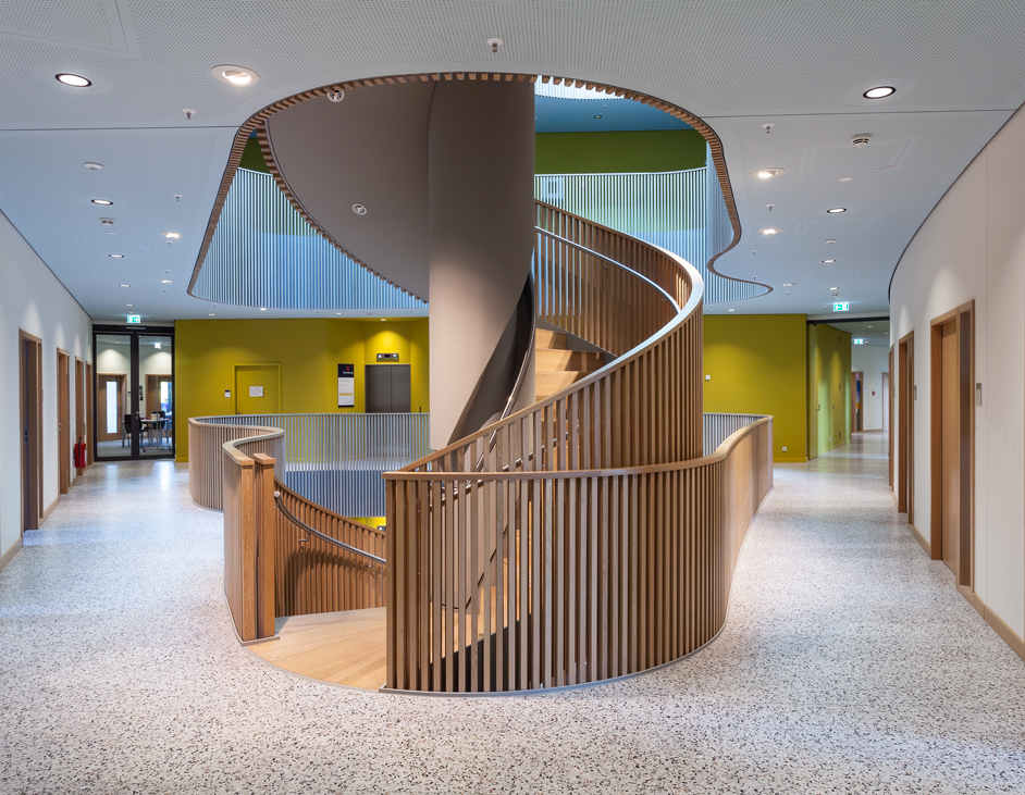 Aloys Kiefer Architekturfotografie: Innensicht mit Blick auf eine Wendeltreppe aus Holz.