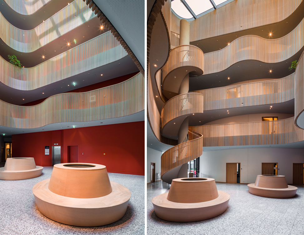 Aloys Kiefer Architekturfotografie: Zwei Motive der geschwungenen Holzgeländer. Im Vordergrund zwei runde Sitzgruppen im Erggeschoß.
