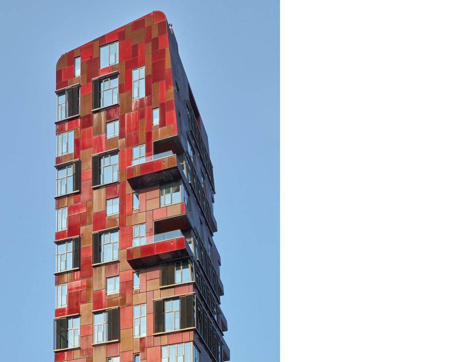 Aloys Kiefer Architekturfotografie: Hochformat, Detailansicht eines roten Hochhauses mit Balkonen. Über Ecke gesehen.