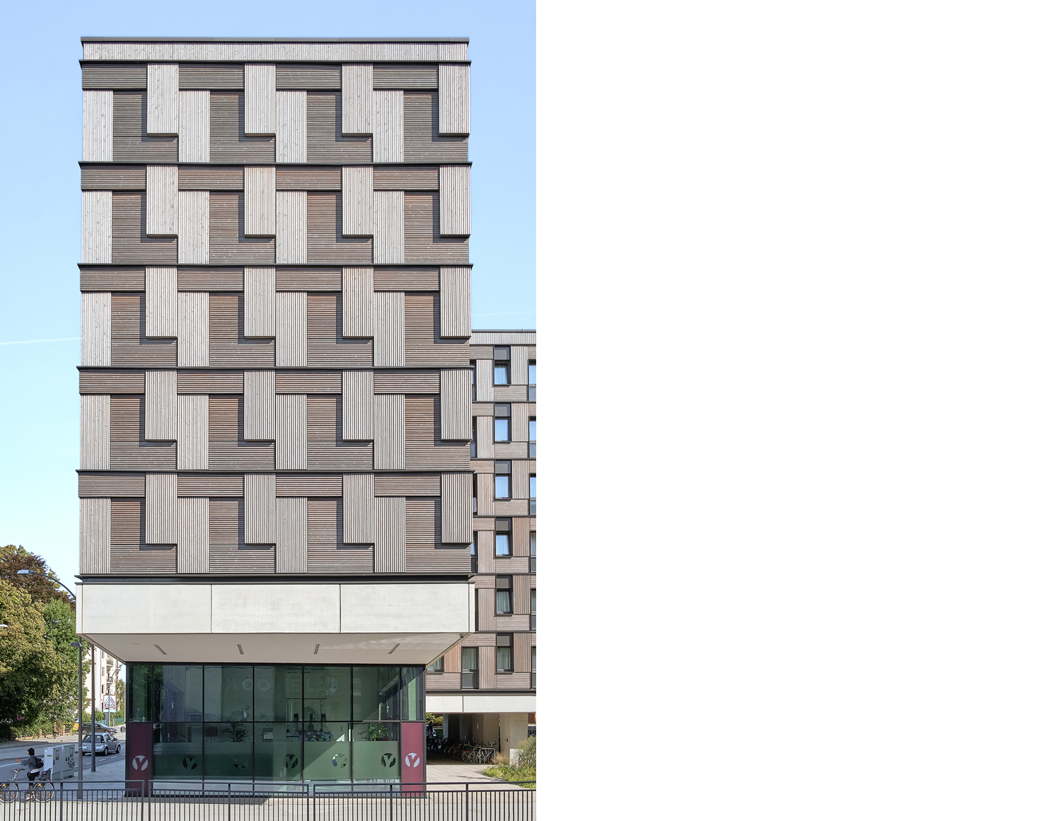Aloys Kiefer Architekturfotografie: Hochformataufnahme, die die Fassade eines Gebäudeflügels zeigt.